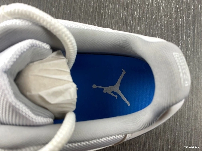 HYPE Low 11 AV2187-140 Cement Air Grey Jordan 0726